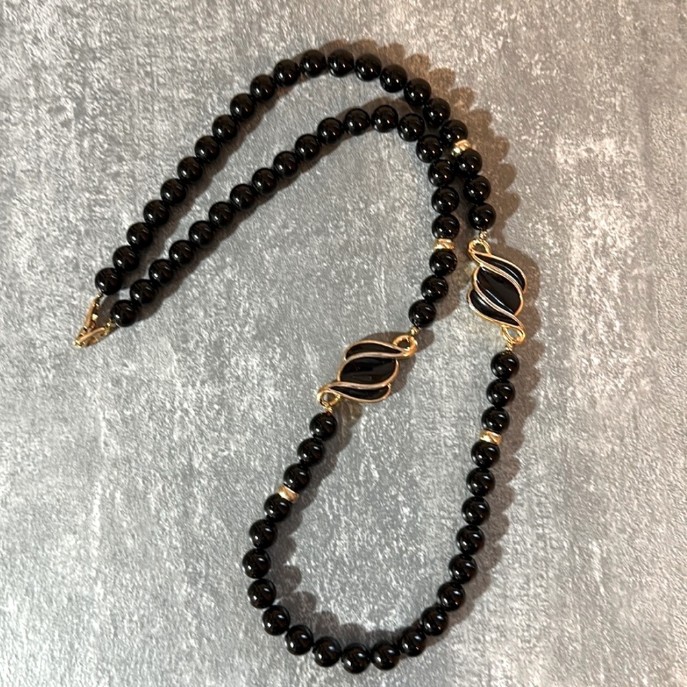 Vintage NAPIER Black Lucite Beaded Necklace w Black Enamel & Gold Tone Accents - Picture 7 of 7